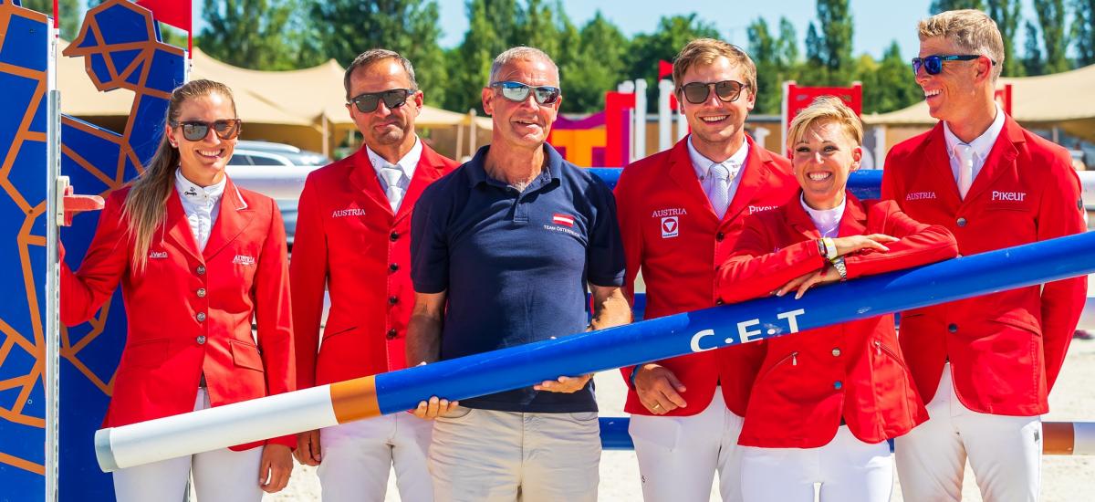 Bei Österreichs sportlichen Leistungen will der neue Springreferent Roland Fischer, im Bild als Equipechef des Nationenpreisteams beim CSIO Prag, die Latte höher legen. Max Kühner und Co. gefällt das.