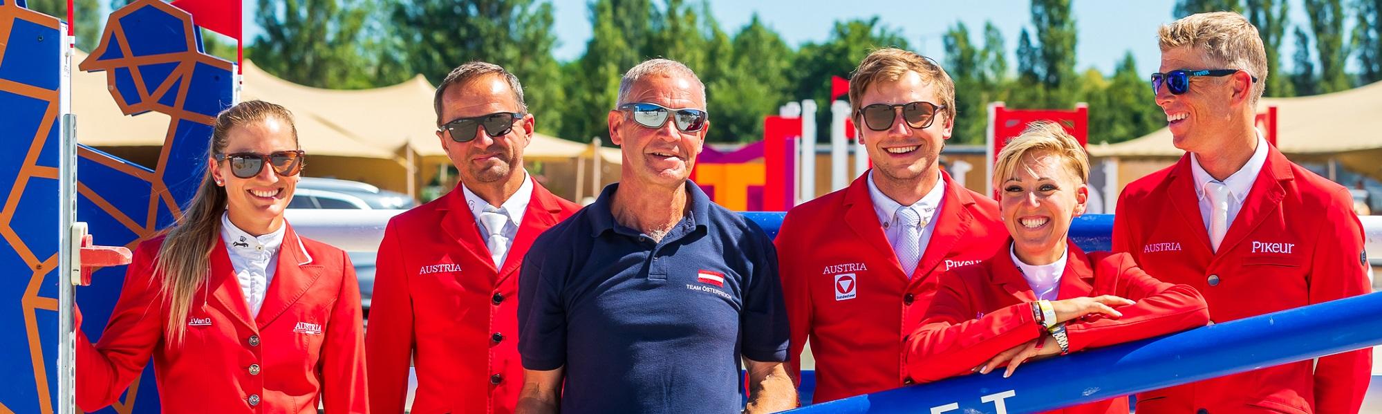 Bei Österreichs sportlichen Leistungen will der neue Springreferent Roland Fischer, im Bild als Equipechef des Nationenpreisteams beim CSIO Prag, die Latte höher legen. Max Kühner und Co. gefällt das.