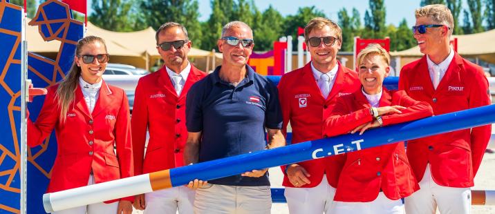 Bei Österreichs sportlichen Leistungen will der neue Springreferent Roland Fischer, im Bild als Equipechef des Nationenpreisteams beim CSIO Prag, die Latte höher legen. Max Kühner und Co. gefällt das.