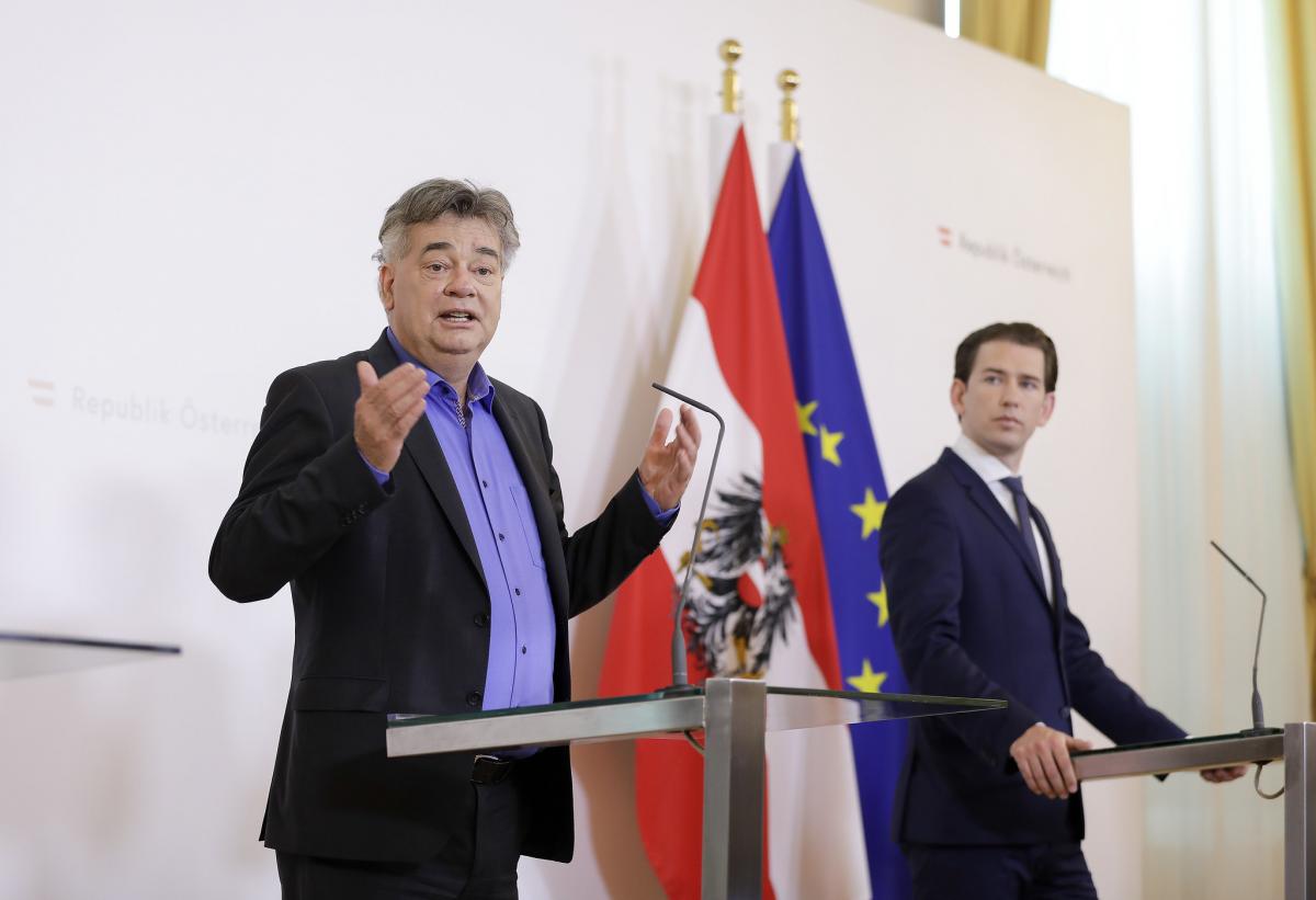 Sportminister und Vizekanzler Werner Kogler mit Bundeskanzler Sebastian Kurz bei einer Pressekonferenz. Foto: BKA/Andy Wenzel