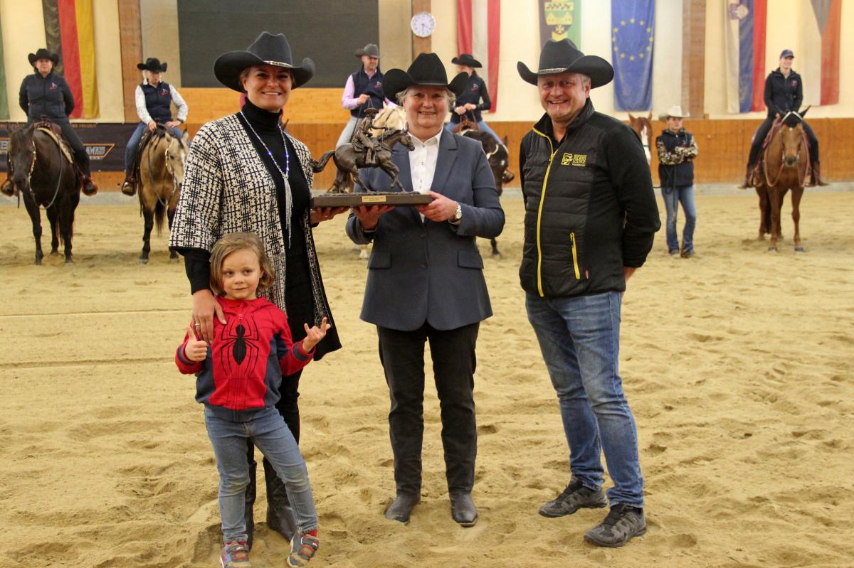 Die Ranch Horse Senior Open Special-Trophy, angefertigt von der Künstlerin Ellen Welten-Louvers und gesponsert von Wolfgang Michalek gewann Janine Petschnig mit „Gotta Custom Turbo“.