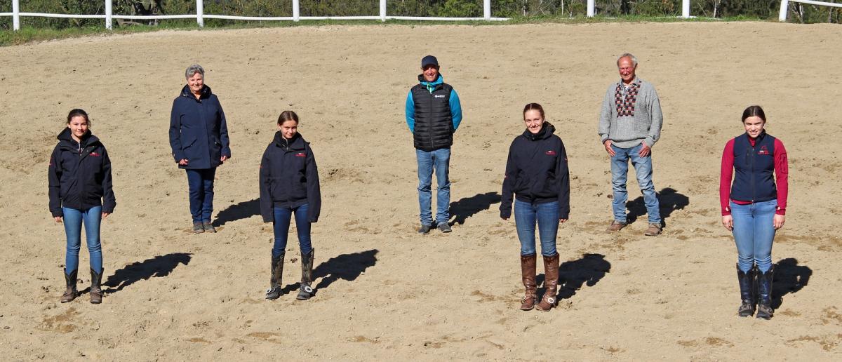 1. Reihe OEPS Talente Team: Sophie-Marie Mündl, Celina Kollar, Selina Pernsteiner, Marie Günser I 2.Reihe OEPS Talente Team Beauftragte Gabriele Michalek, Reining Trainer Max Ruggeri, Mentor OEPS Talente Team Gerold Dautzenberg