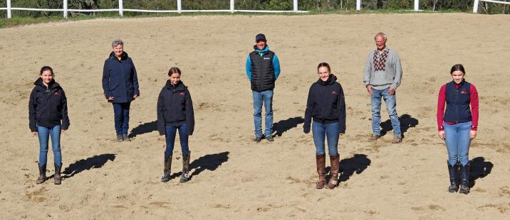 1. Reihe OEPS Talente Team: Sophie-Marie Mündl, Celina Kollar, Selina Pernsteiner, Marie Günser I 2.Reihe OEPS Talente Team Beauftragte Gabriele Michalek, Reining Trainer Max Ruggeri, Mentor OEPS Talente Team Gerold Dautzenberg