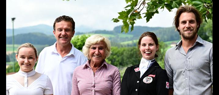 Freuten sich über ein gelungenes Dressursport-Wochenende in Kärnten (v.l.) Neuzugang Maria Egger, Pepo Puch, OEPS-Paradressur-Referntin und Fünfsterne-Richterin Eva-Maria Bachinger, Heeressportlerin Julia Sciancalepore und Gastgeber Andreas Stückler.