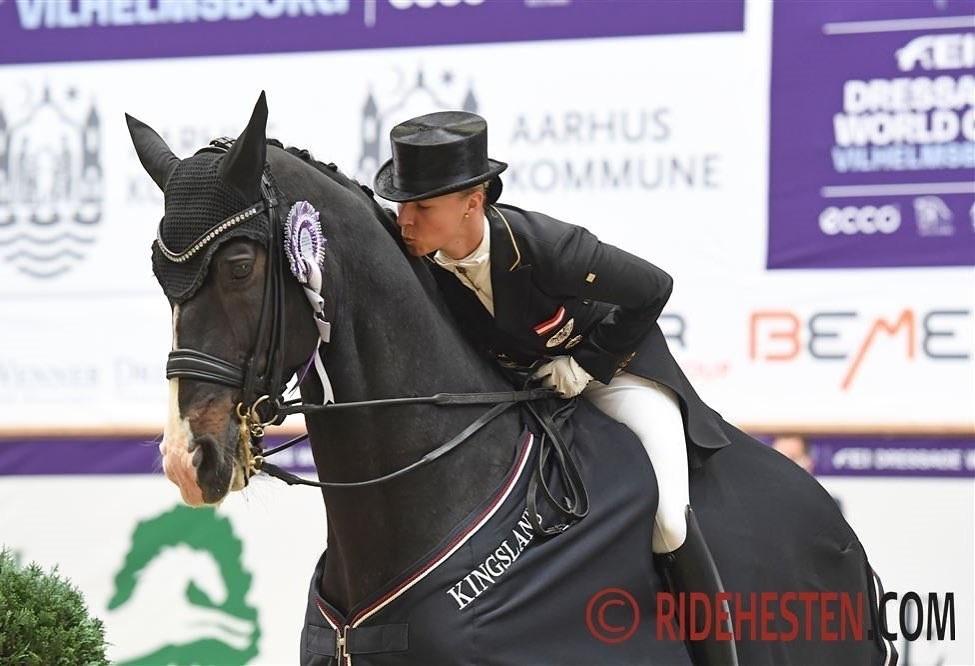 © Instagram World Cup Vilhelmsborg / @ ridehestencom I Ein Küsschen für Abegglen: Victoria Max-Theurer freut sich über den ersten gemeinsamen Grand Prix-Sieg.