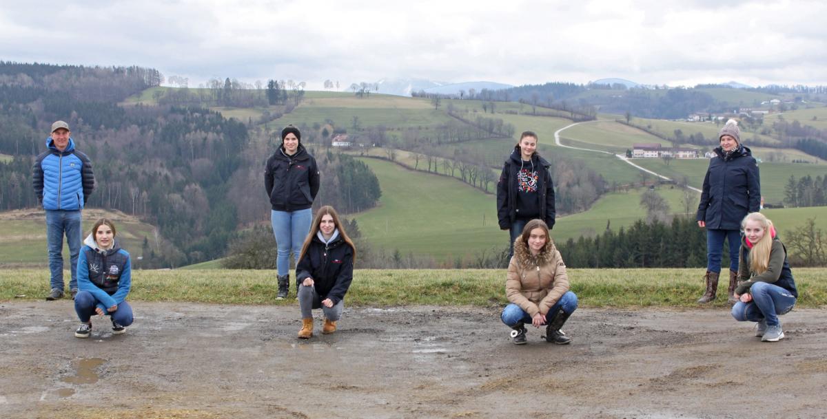 1.Reihe OEPS-Talente-Team: Eileen Wiedenhofer, Lena Rothmanner, Celina Kollar, Franziska Schrenk;  2.Reihe: Trainer Max Ruggeri, Marie Günser, Sophie-Marie Mündl, OEPS-Talente-Team Beauftragte Gabriele Michalek; Foto: (c) Michalek